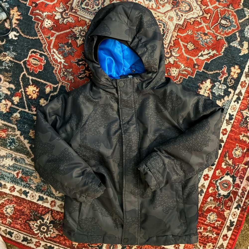 Preowned, all in motion, boys Black on black camo Hooded Winter Coat - size 6/7